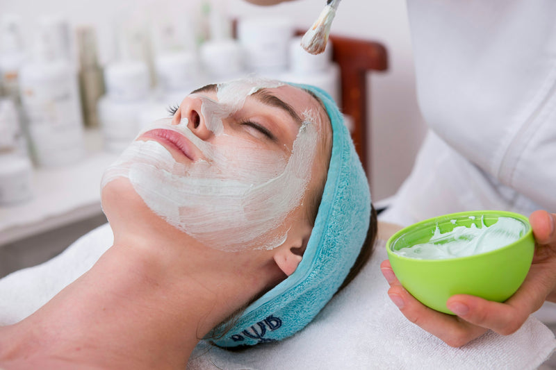 Mujer disfrutando de una rutina de cuidado facial relajante, cuidado de piel madura